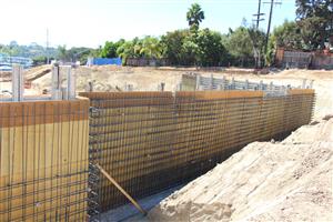 Forms for retaining wall 