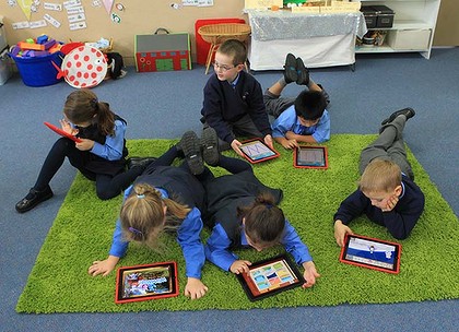 kids with iPads 