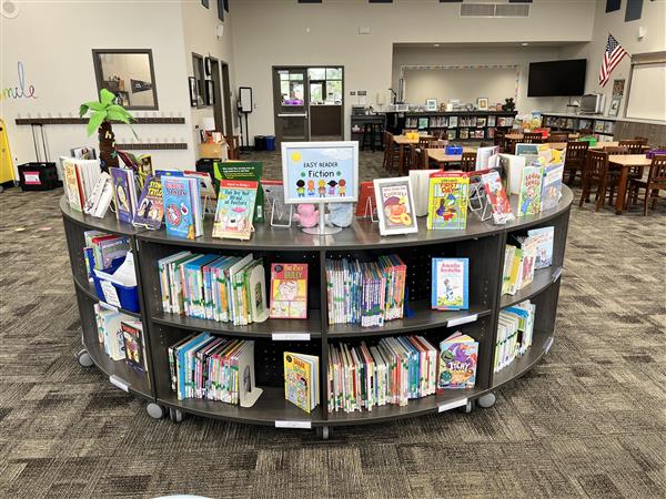 Book shelves with Easy Reader Fiction books